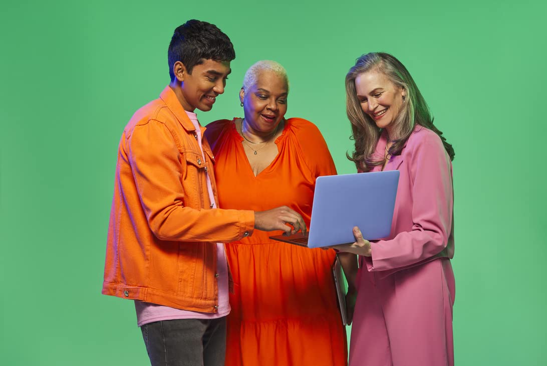 {"blocks":[{"key":"3r2s3","text":"三個人看著電腦螢幕。","type":"unstyled","depth":0,"inlineStyleRanges":[],"entityRanges":[],"data":{}}],"entityMap":{}}