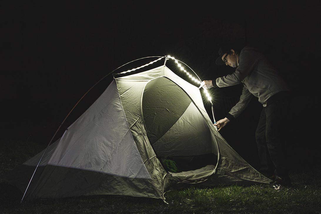 搭帐篷的男士