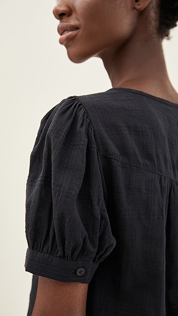 泡泡袖抵肩正面纽扣上衣