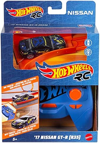 Hot Wheels R C 1 64 17 Nissan Gt R R35 无线电控制模型车 用于赛道或场外比赛 便捷充电端口 包括汽车 控制器和适用于儿童和收藏家的适配器