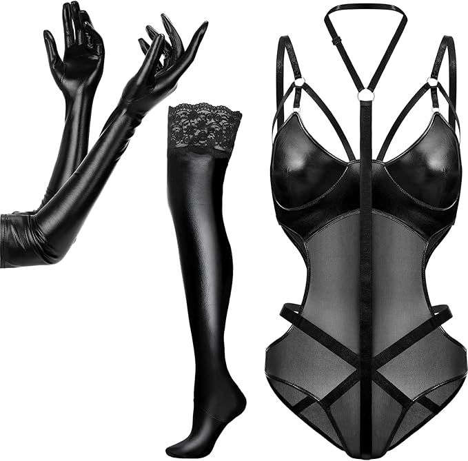 look 内衣套装包括挂脖剪裁紧身连衣裤,过膝长袜带蕾丝和闪亮长手套