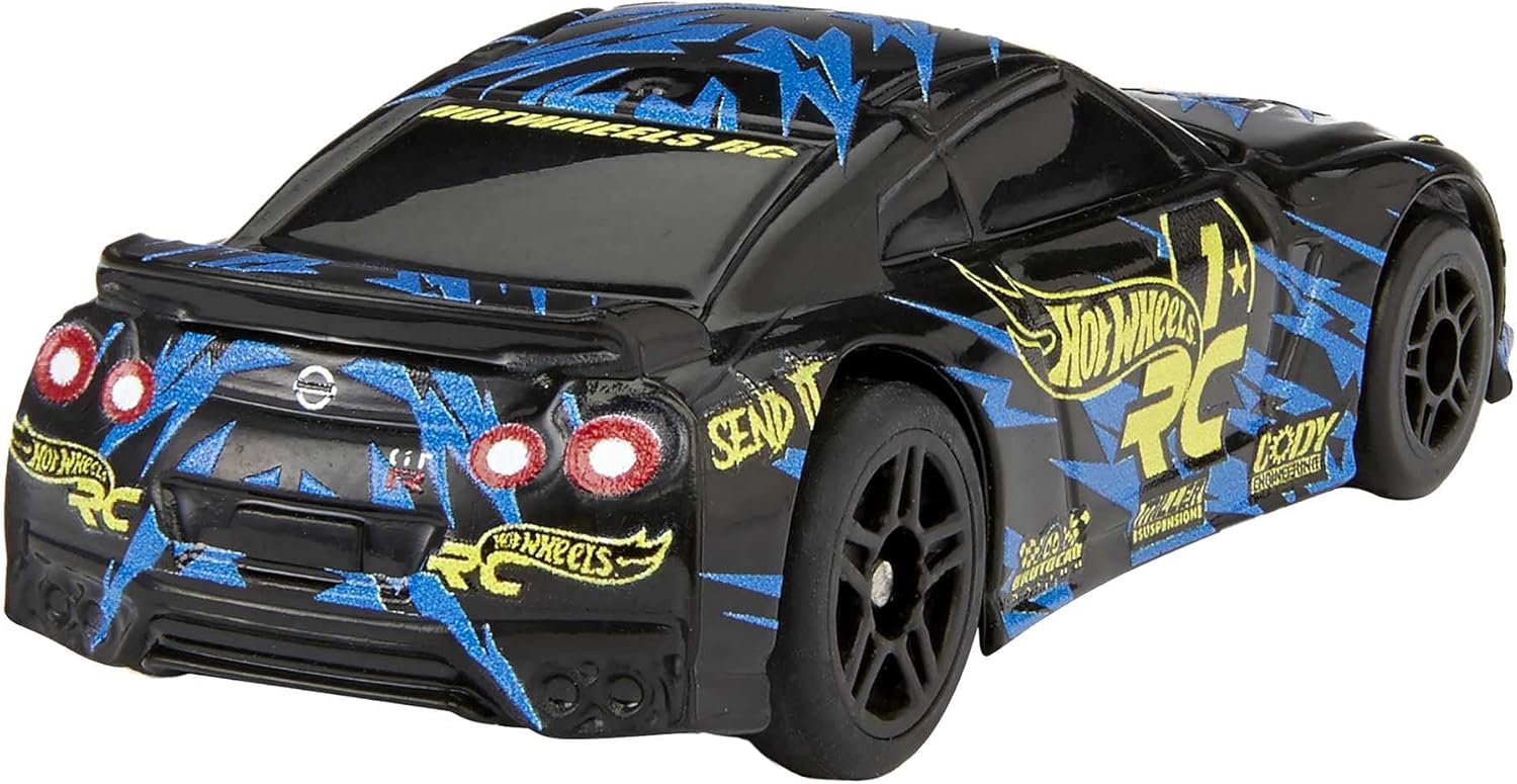 Hot Wheels R C 1 64 17 Nissan Gt R R35 无线电控制模型车 用于赛道或场外比赛 便捷充电端口 包括汽车 控制器和适用于儿童和收藏家的适配器