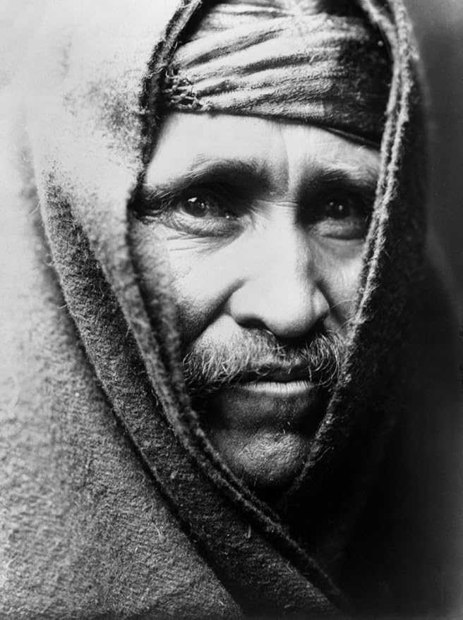 纳瓦霍男人c1905纳瓦霍人肖像包裹在毯子中照片由edwardcurtisc1905